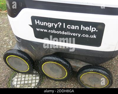 « vous avez faim ? I CAN help'; le slogan sur le côté d'une nouvelle poussette à 6 roues de livraison de robot dans le partenariat Starship Grocery avec Co-op, Wootton Fields. Banque D'Images