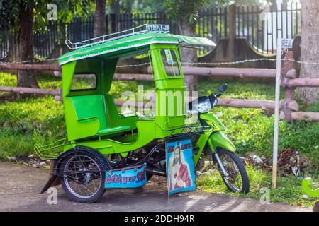 Un tricycle construit sur mesure, un véhicule de tourisme local, à Mindanao, Philippines Banque D'Images