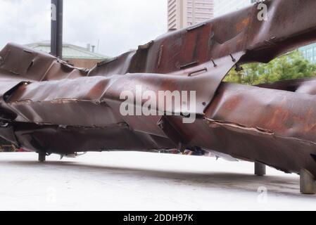 Les poutres en métal tordues du centre du commerce mondial au mémorial de 9/11 dans la ville de Baltimore Maryland, un jour couvert. Banque D'Images