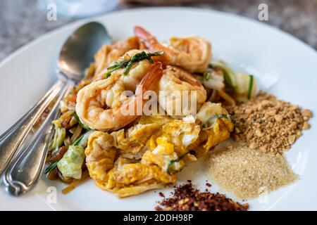 Tapis thaï fait maison avec crevettes et légumes sur table Banque D'Images
