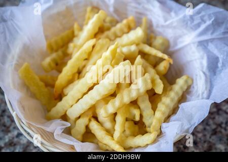 Frites dans un panier avec ketchup Banque D'Images