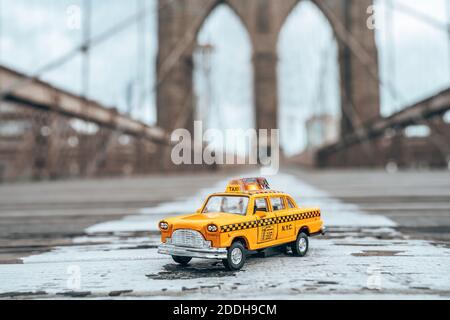 Un cliché sélectif d'un modèle de taxi jaune classique sur un pont de Brooklyn vide pendant le confinement à New York, pendant la pandémie de Covid-19 Banque D'Images