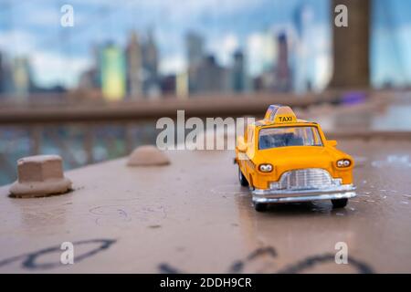 Un cliché sélectif d'un modèle de taxi jaune classique sur un pont de Brooklyn vide pendant le confinement à New York, pendant la pandémie de Covid-19 Banque D'Images