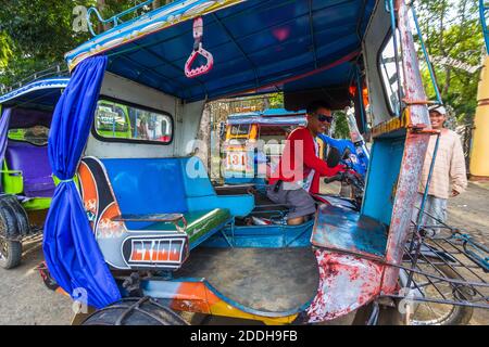 Un tricycle construit sur mesure, un véhicule de tourisme local, à Mindanao, Philippines Banque D'Images