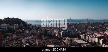 Une vue panoramique du centre-ville de Lisbonne par une journée ensoleillée sous un ciel clair, le Portugal Banque D'Images