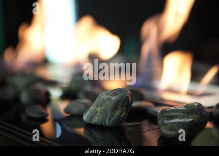 Cheminée bioéthanol portable alimenté à la maison en feu, pour vivre le feu à la maison, pas de cheminée et la cheminée est nécessaire. Bio-éthanol liquide brûle dans la cuvette. Ro Banque D'Images