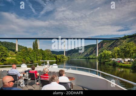 Un groupe de passagers sur un bateau de croisière sur le Rhin en Allemagne, regardez le paysage passer pendant qu'ils sont sur le point de passer sous un pont routier devant vous Banque D'Images