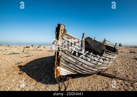 Vieux bateau épaté sur Shingle Beach Banque D'Images