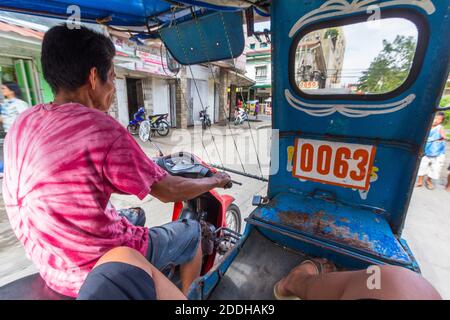 Un conducteur de tricycle construit sur mesure, un véhicule de tourisme local à Mindanao, Philippines Banque D'Images