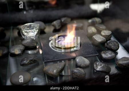 Cheminée bioéthanol portable alimenté à la maison en feu, pour vivre le feu à la maison, pas de cheminée et la cheminée est nécessaire. Bio-éthanol liquide brûle dans la cuvette. Ro Banque D'Images