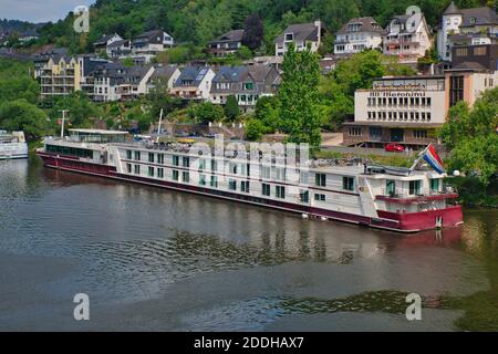 Un long, grand, bateau de croisière fluvial pour la navigation longue distance, amarré sur le front de mer à Cochem sur le Rhin, Allemagne. Banque D'Images