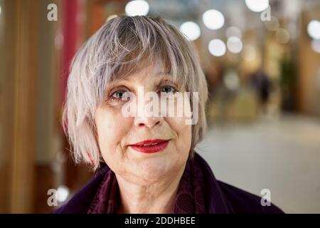 Portrait d'une femme mûre sérieuse attrayante tout en marchant dans la galerie commerciale. Assez vieille dame dans le centre commercial. Banque D'Images