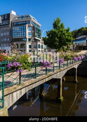 Pont décoré de fleurs au-dessus de la rivière Odet dans le centre de Quimper une ville de Finistère Bretagne nord-ouest de la France. Banque D'Images