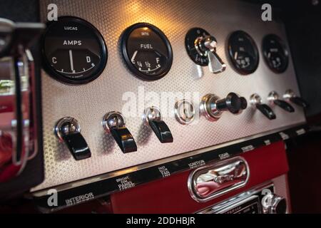 Vue intérieure avec tableau de bord et appareillage de commutation, Jaguar 1962 série 1 E-Type Banque D'Images