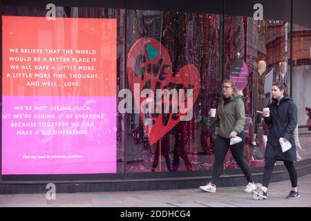 Londres, Royaume-Uni, 25 novembre 2020 : les magasins de Londres ne sont ouverts que pour Click and Collect jusqu'au 2 décembre, date de la fin du confinement en anglais. Le maire de Londres, Sadiq Khan, a déclaré qu'il voulait que Londres soit au niveau 2 des restrictions post-verrouillage. Anna Watson/Alay Live News Banque D'Images
