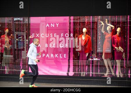Londres, Royaume-Uni, 25 novembre 2020 : les magasins de Londres ne sont ouverts que pour Click and Collect jusqu'au 2 décembre, date de la fin du confinement en anglais. Le maire de Londres, Sadiq Khan, a déclaré qu'il voulait que Londres soit au niveau 2 des restrictions post-verrouillage. Anna Watson/Alay Live News Banque D'Images