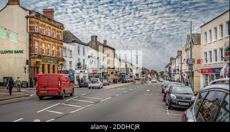 Commerces et entreprises le long de High Street à Honiton, Devon, Royaume-Uni, le 14 novembre 2019 Banque D'Images