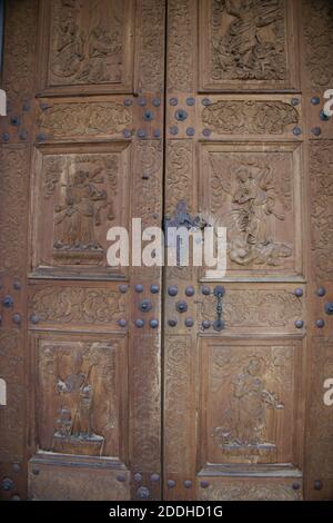 Scènes bibliques sculptées sur une porte d'église. Banque D'Images