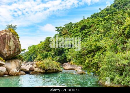 Lagune d'eau salée entre les rochers et le tropical préservé Forêt à Trindade sur la côte sud de l'État De Rio de Janeiro Banque D'Images