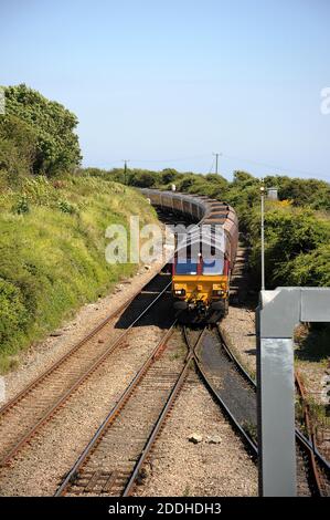 '66121' arrivant à la centrale électrique d'Aberthce avec une course tardive (319 minutes) Avonmouth - Aberthce travaillant. Ce train a pris 26 minutes de retard dans un Ma Banque D'Images