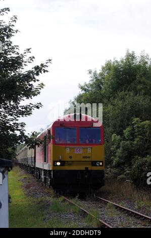 60040 'le Centenaire de l'Armée territoriale' à Fountain Level Crossing, Aberkenfig, avec le 'Tafy Tug 2' Railtour. Banque D'Images