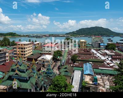 Vue aérienne de Myeik, région de Tanintharyi du Myanmar, avec le détroit entre la ville et l'île de Pahtaw Pahtet en arrière-plan. Banque D'Images