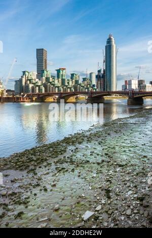 Vue sur la Tamise en direction des développements du bâtiment au bord de la rivière à Vauxhall et St George Wharf Banque D'Images