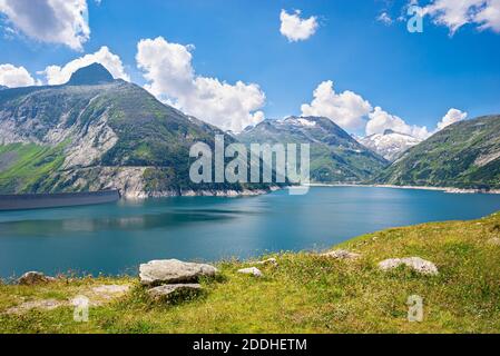 Beau lac bleu dans les montagnes du parc national 'Hohe Tauern', Autriche Banque D'Images