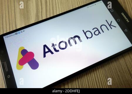 KONSKIE, POLOGNE - 21 décembre 2019 : logo Atom Bank plc sur téléphone mobile Banque D'Images