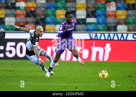 Friuli - stade Dacia Arena, Udine, Italie, 25 Nov 2020, Christian Kouame (Fiorentina) porte le ballon gêné par Roberto Pereyra (Udinese) pendant Udinese Calcio vs ACF Fiorentina, football italien Coppa Italia Match - photo Ettore Griffoni / LM crédit: Ettore Griffoni / Alay Live News Banque D'Images