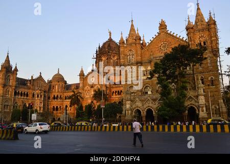 Mumbai, Inde - janvier 2017 : l'homme traverse une route près de la gare Chhatrapati Shivaji Terminus (Victoria Terminus) - UNESCO World Herit Banque D'Images