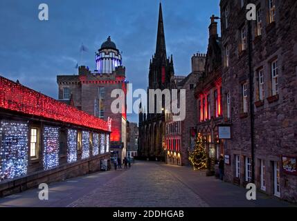 Castlehill, Édimbourg, Écosse, Royaume-Uni. 25 novembre 2020. 8 degrés au crépuscule avec la promesse d'une nuit très froide à venir dans la rue pavée au coeur de la vieille ville de la capitale écossaise à l'ombre du château. Photo : décorations de Noël sur le moulin à tisser à gauche et arbre de Noël à l'exposition Scotch Whisky avec la caméra Obscura ci-dessus. Crédit : Arch White/Alamy Live News. Banque D'Images