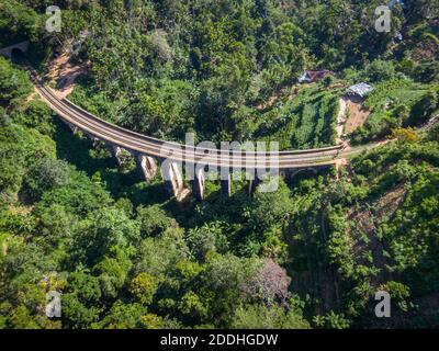 Vue aérienne du pont neuf Arches, Ella, Sri Lanka Banque D'Images