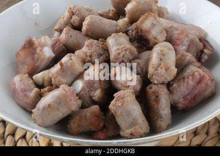 tranches de saucisses de viande de porc et côtes de porc pour le riz Banque D'Images