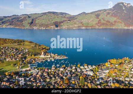 Vue aérienne de la vieille ville de Spiez par le lac Thun Dans le canton de Berne en Suisse Banque D'Images