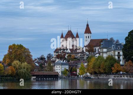 Château médiéval et vieille ville de Thun, au bord de la rivière AAR, dans le canton de Berne, en Suisse Banque D'Images