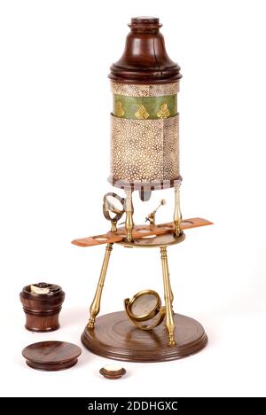Instrument scientifique, Culpepper Compound Microscope, avec case, 1725-30 le microscope composé a été inventé au début du XVIIe siècle. Jusqu'aux environs de 1740, tous les microscopes étaient constitués d'un cylindre en bois ou en carton, généralement recouvert d'un rabole (peau de requin) ou de cuir. Culpepper est l'un des grands noms associés aux premiers microscopes. Celui-ci a son propre boîtier en chêne avec un tiroir au fond. Il y a également plusieurs lames de spécimen de buis. Bois, Sciences et Industrie, Histoire sociale, Santé et médecine Banque D'Images