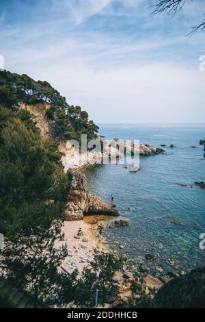 Paysage avec vue sur deux criques de galets avec quelques baignoires dans la nature Banque D'Images