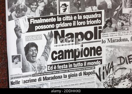 Naples, Italie - 10 octobre 2013 : couverture du journal la Gazzetta Dello Sport le 10 mai 1987. L'équipe de Naples remporte la coupe italienne avec Dieg Banque D'Images