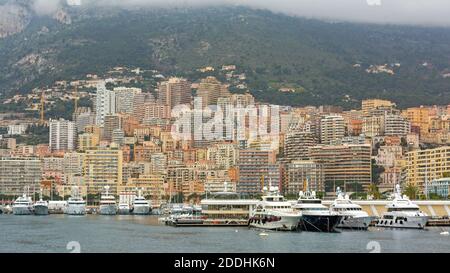 Monaco - 2 février 2016 : Yachts de luxe à la Journée d'hiver de Port Hercule à Monaco. Banque D'Images