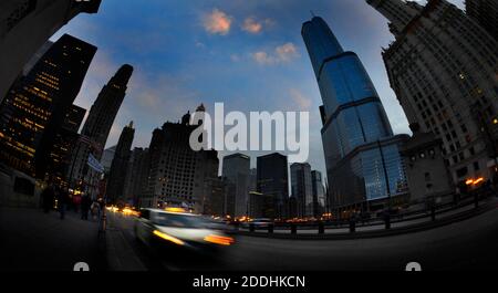 L'obscurité du soir nuit dans les rues de la ville de Chicago avec des voitures la conduite du trafic Banque D'Images