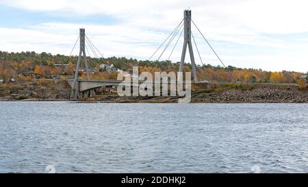 Hvaler, Norvège - 27 octobre 2016 : pont de la route suspendue Hvalerporten à l'île Hvaler, Norvège. Banque D'Images