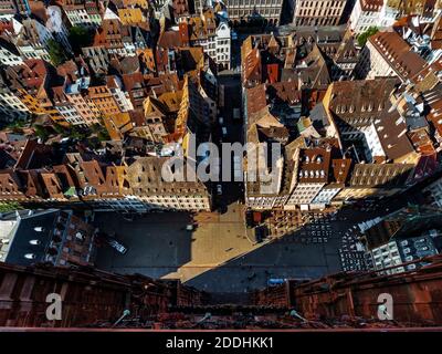 Vue aérienne de la ville de Strasbourg. Jour ensoleillé. Toits carrelés rouges. Petits, comme les maisons de jouets de la vieille ville. Une vue étourdissante sur le escadron de la cathédrale Banque D'Images