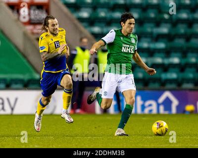 Easter Road, Édimbourg, Écosse, Royaume-Uni. 24 novembre 2020 Joe Newell de Hibernian s'éloigne de Stevie May de St Johnstone pendant la première écossaise Banque D'Images