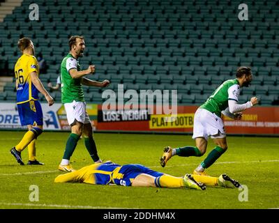 Easter Road, Édimbourg, Écosse, Royaume-Uni. 24 novembre 2020 Christian Doidge de Hibernian et Martin Boyle de Hibernian célèbrent après Paul McGinn of Banque D'Images