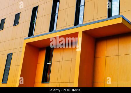 Géométrie de façade moderne de bâtiment résidentiel jaune Banque D'Images