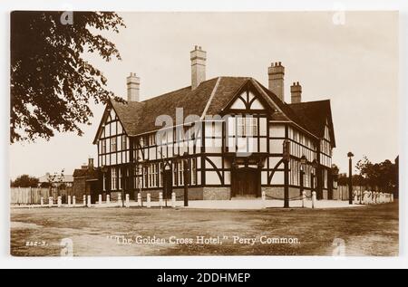 Carte postale, Golden Cross Hotel Perry Common, 1930-40 vues topographiques, dans le style décrit comme Mock Tudor, histoire sociale, histoire de Birmingham, maison publique, carte postale, histoire sociale, loisirs et loisirs Banque D'Images