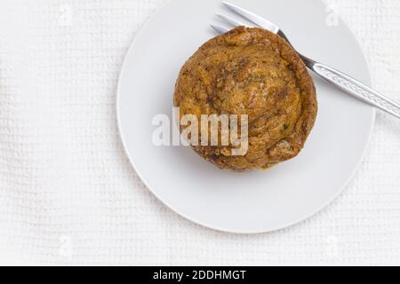 Muffin avec fourche à gâteau, photo de dessus sur blanc avec espace de copie Banque D'Images