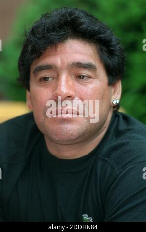 Diego Armando Maradona, légende du football argentin, prise le 23 mai 2000 à Francfort-sur-le-main. Maradona participe au jeu d'adieu du joueur international allemand Matthaus à Munich le 26 mai 2000. | utilisation dans le monde entier Banque D'Images