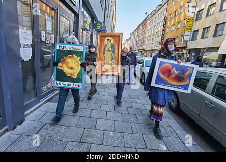 Munich, Bavière, Allemagne. 25 novembre 2020. À l'occasion de la Journée internationale contre la violence à l'égard des femmes, le groupe ultra-conservateur anti-avortement Helfer fÃÂ¼r Gottes kostbare Kinder (''Helper for God's Precious Children'') dirigé par Wolfgang Hering a organisé une marche de protestation après une séance de prière officielle à l'intérieur de l'Église Saint-Paul. Deux étudiants protestants se sont joints en chemin, indignés par ce qu'ils affirment, c'est la désautonomisation des femmes du groupe et les actions contre l'autodétermination, y compris le droit d'accéder à des services gynécologiques, des conseils et des avortements. (Credit image: © Sachelle Babbar/ZUMA W Banque D'Images